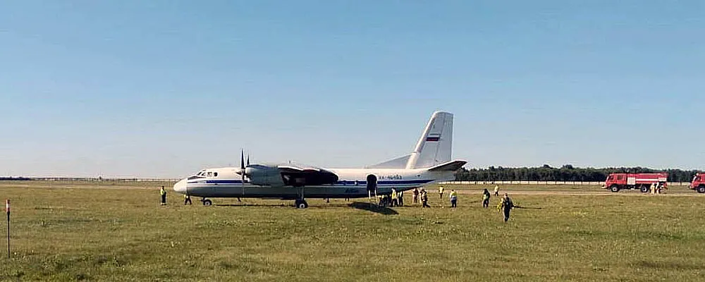 Ан-24 выкатился за пределы полосы в Тюмени
