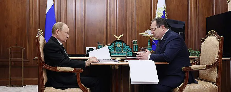 Путин потребовал особого внимания к семьям участников СВО