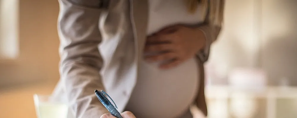 С 1 сентября пособия по беременности и родам студенткам начнет выплачивать Соцфонд