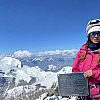 Российская альпинистка застряла на пике Победы: уже неделю не может дождаться спасения