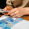 Россияне в октябре получат меньшую зарплату в первой половине месяца и большую - во второй