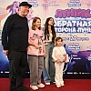 Константин Ивлев появился на премьере мультфильма вместе с женой и детьми