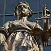 Суд обязал владельца бани выплатить соседу 50 тысяч рублей за оскорбительную надпись