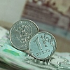 Юань подорожал к рублю на открытии торгов на фоне снижения цен на нефть