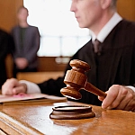 В Красноярске суд рассматривает дело о компенсации за поврежденный служебный Lexus губернатора