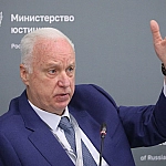 Бастрыкин поручил СКР взаимодействовать с МЧС для помощи в спасении альпинистки Наговицыной