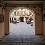 В Петербурге обрушилась часть стены старинного дома на улице Розенштейна