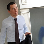 Самолет зашел в пике: латвийский ландромат с арестами и скандал с гаражами