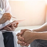 Курьера, ударившего женщину в Новосибирске, направили на психиатрическую экспертизу