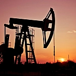 Цены на нефть удерживаются в плюсе на фоне низкой активности перед рождественскими выходными