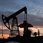 Нефть дорожает на фоне рисков вокруг Ирана и ожиданий по запасам США