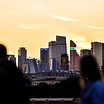 В центре Москвы перекрыли движение, в Петербурге потушили загоревшийся автомобиль на КАД