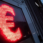 Минфин отложил валютные операции до лета и пересматривает параметры бюджетного правила