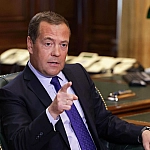 Медведев назвал Ормузский пролив «ядерным оружием» Ирана
