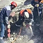 В Туапсе вторые сутки ищут девочку под завалами после атаки дронов