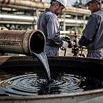 Нефть ускорила рост на фоне закрытия Ормузского пролива и напряженности вокруг Ирана