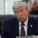 В книге о Трампе рассказали, как он украшал Овальный кабинет суперклеем