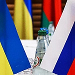 Карасин заявил о готовности России к трехсторонней встрече по Украине в Абу-Даби