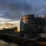 У Европарламента установили статую обнаженного Дональда Трампа