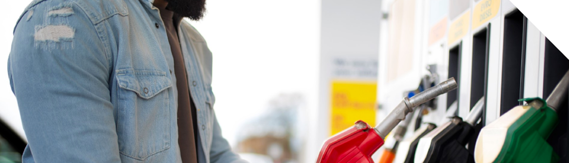 Кабмин уточнил требования к зарядкам электромобилей на АЗС у дорог