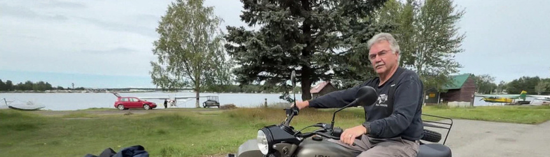 Путин подарил мотоцикл «Урал» байкеру с Аляски