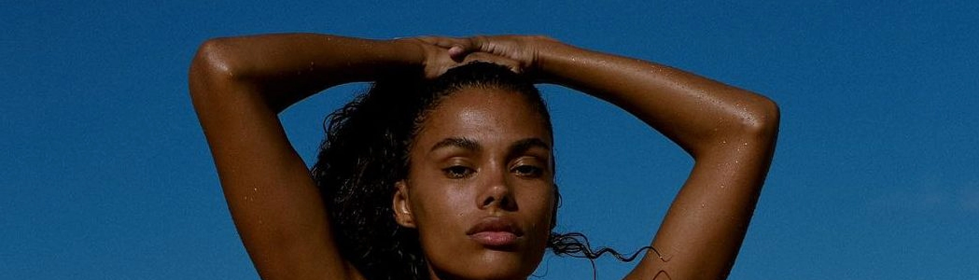 Тина Кунаки показала фигуру в откровенном бикини