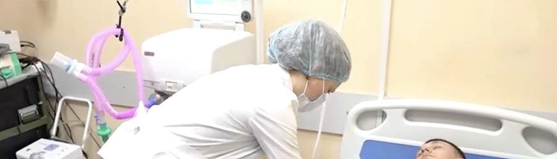 Путин поручил рассмотреть командировки гражданских врачей в госпитали у линии фронта