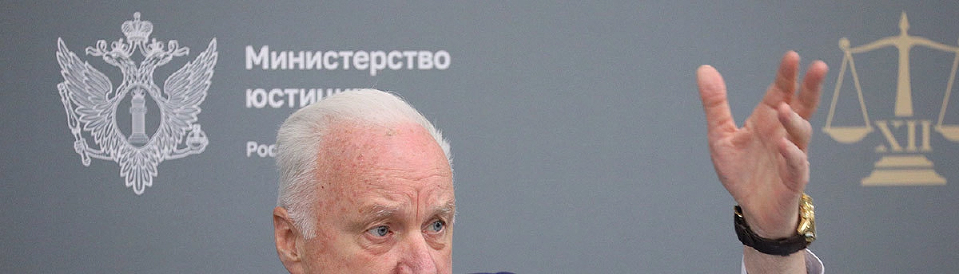 Бастрыкин поручил СКР взаимодействовать с МЧС для помощи в спасении альпинистки Наговицыной