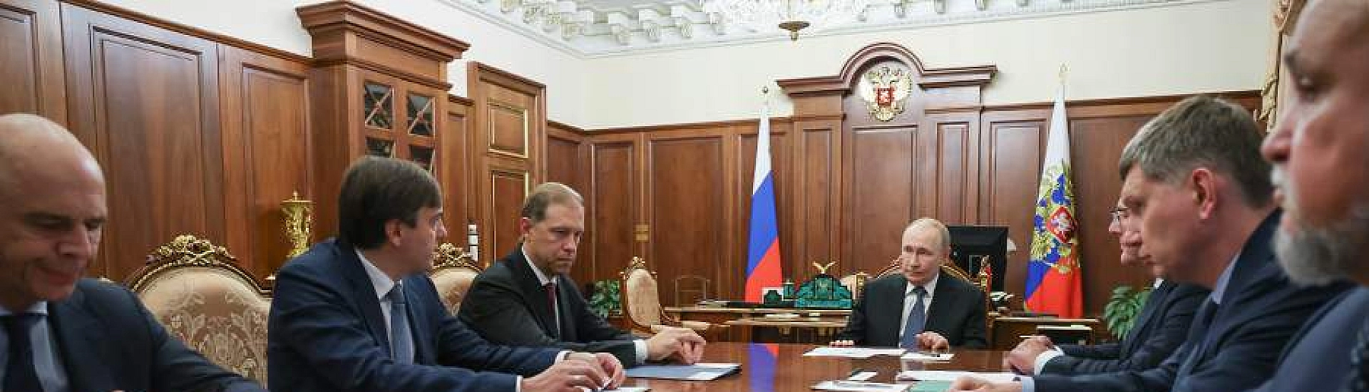 Путин обсудил готовность школ к новому учебному году с членами Правительства РФ