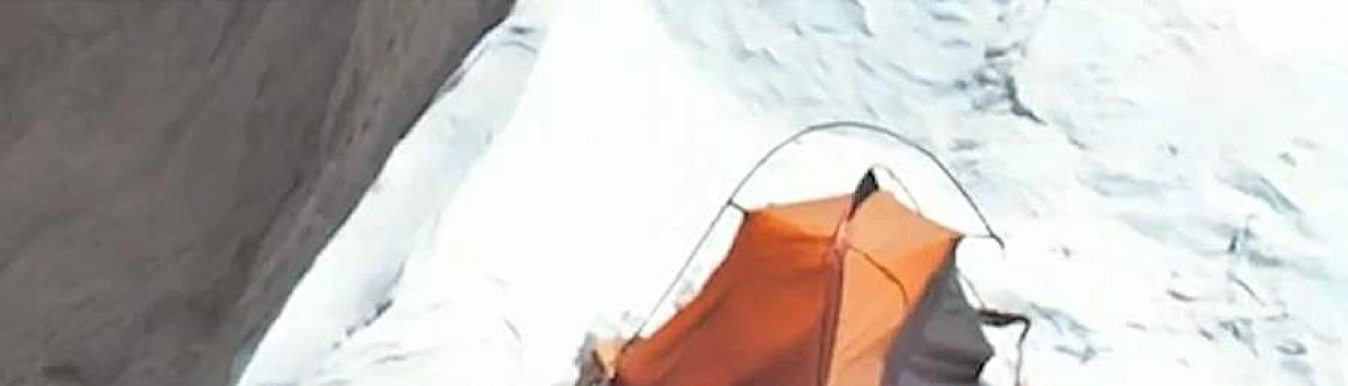 Виктория Боня опубликовала кадры с дрона с телом альпинистки Натальи Наговицыной на пике Победы