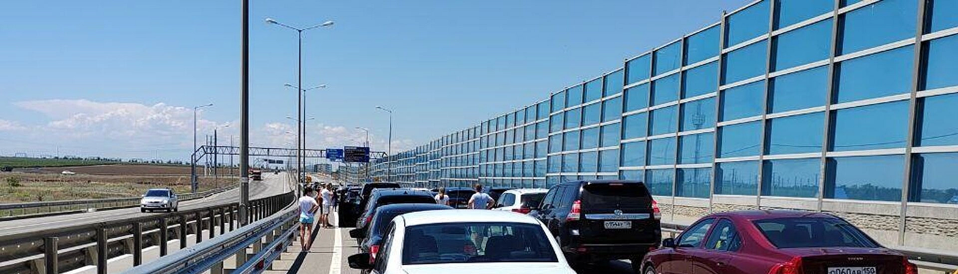На Крымском мосту скопилось свыше тысячи машин в очередях на досмотр