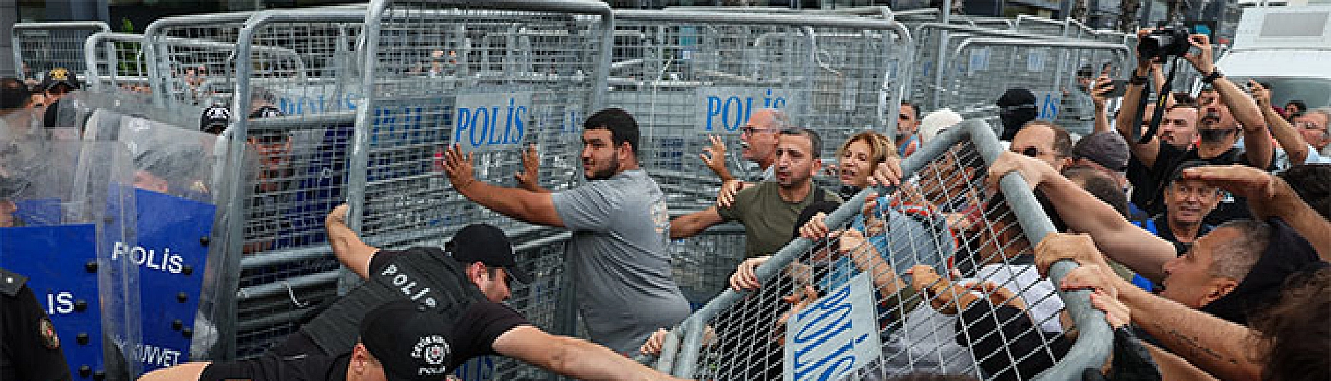 В Стамбуле сторонники оппозиции столкнулись с полицией у штаба Республиканской народной партии
