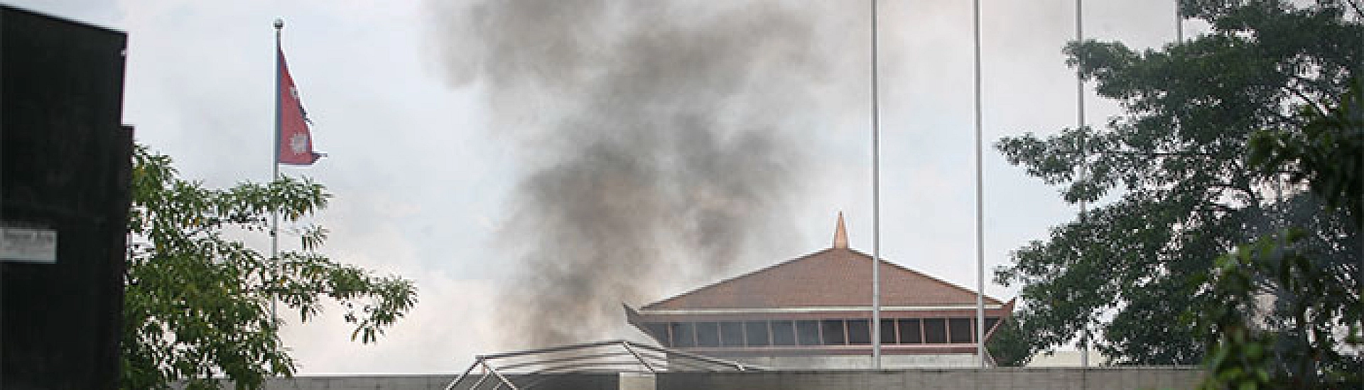 В Катманду протестующие подожгли парламент и резиденцию премьера