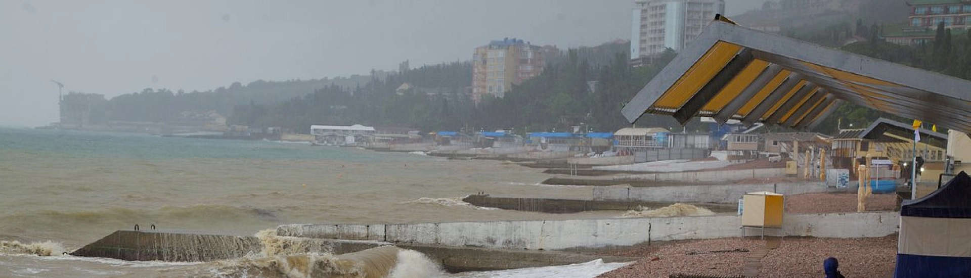 В Алупке три отдыхающих стали жертвами шторма: двое погибли, один оказался в реанимации