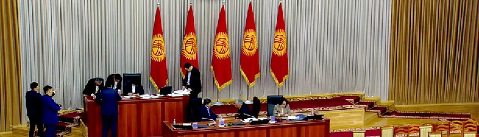 Парламент Киргизии объявил о самороспуске: досрочные выборы назначены на 30 ноября