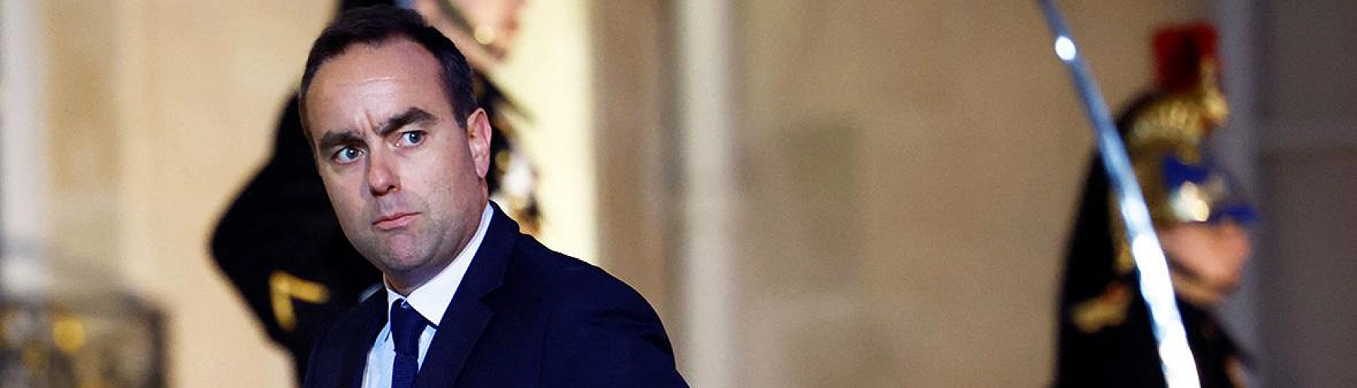 Премьер-министр Франции Себастьен Лекорню ушёл в отставку спустя месяц после назначения