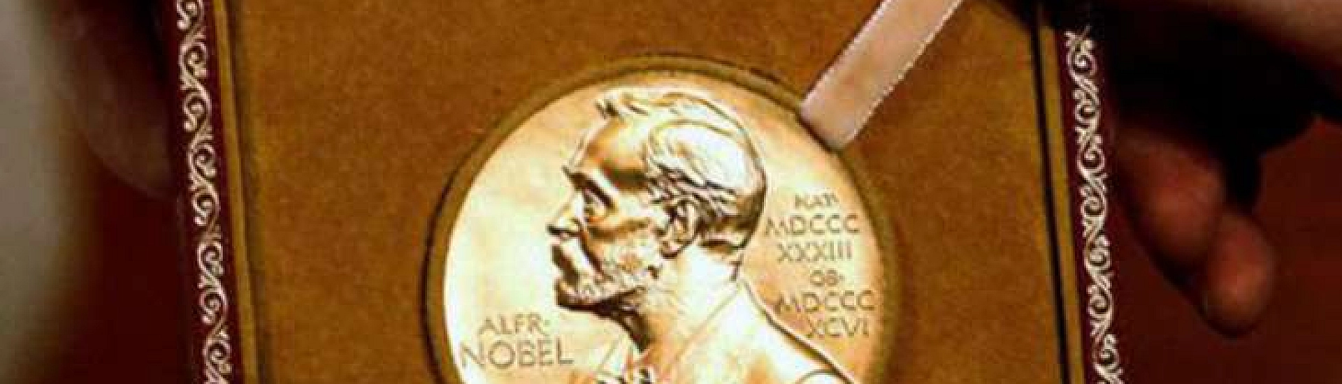 Нобелевская премия по физике 2025 года присуждена Джону Кларку, Мишелю Деворету и Джону Мартинису