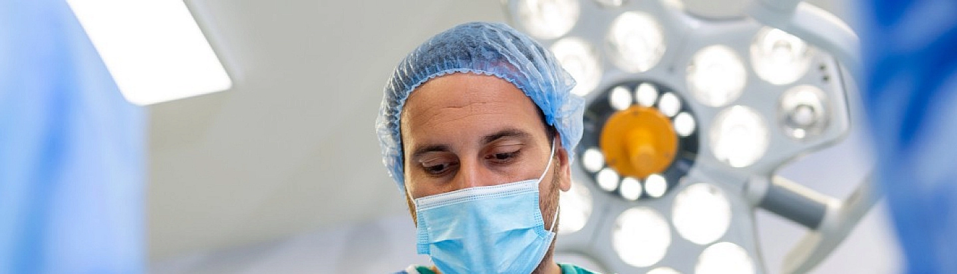 В Уфе отец выбросил дочь из окна: девочка пережила операцию и находится в реанимации