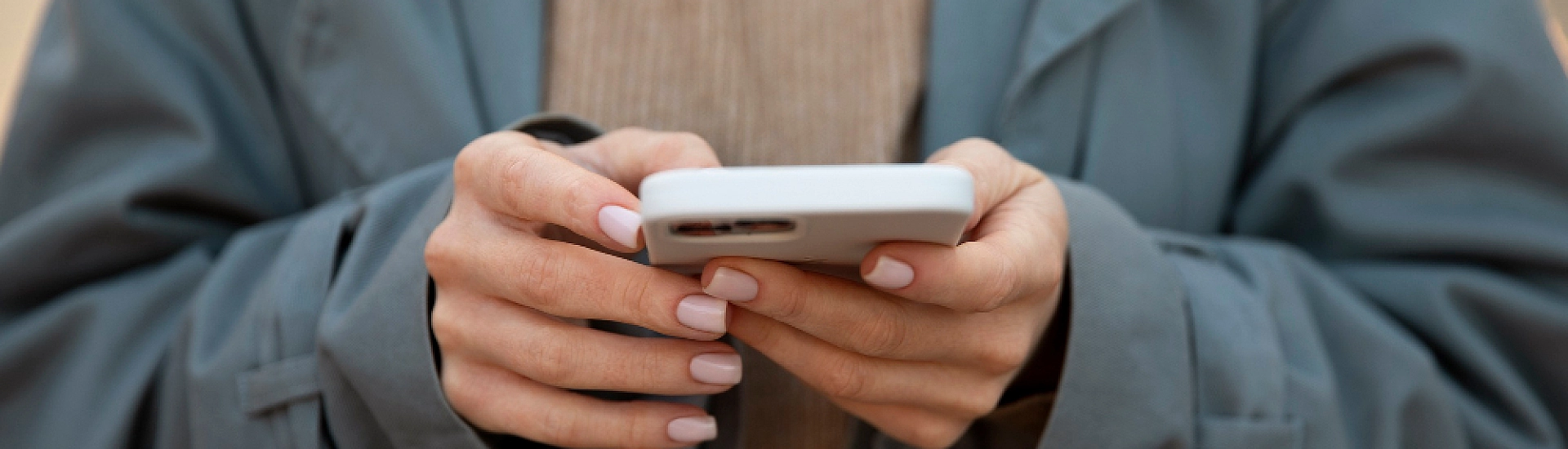 Юрист предупредил о риске уголовной ответственности за пиратское ПО и экстремистский контент на телефоне