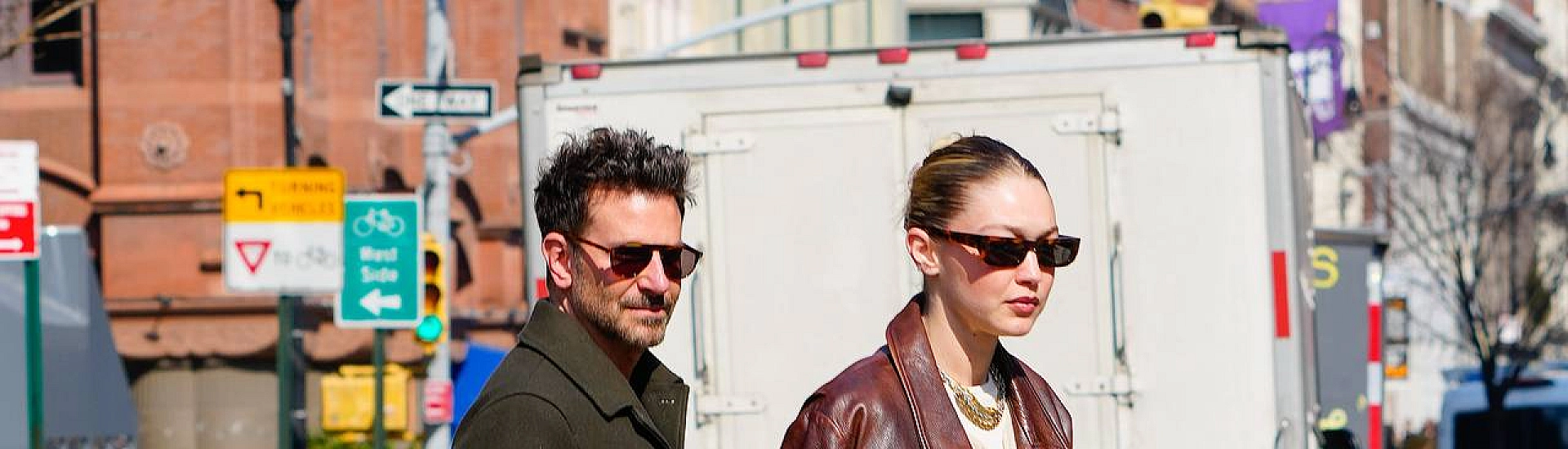 Брэдли Купер и Джиджи Хадид отметили годовщину романтической прогулкой по осеннему Нью-Йорку