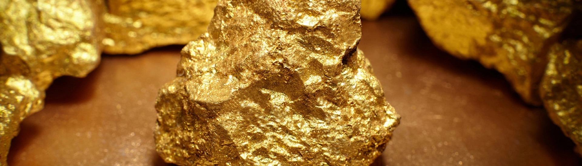 Цена золота на бирже упала более чем на 3% и опустилась ниже 4000 долларов за унцию