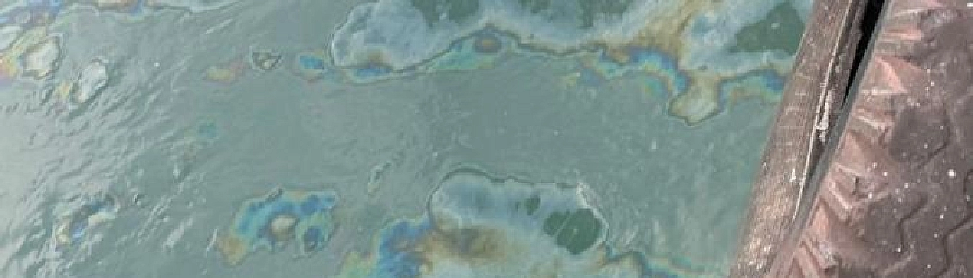 В Севастополе произошло загрязнение Черного моря после затопления плавкрана