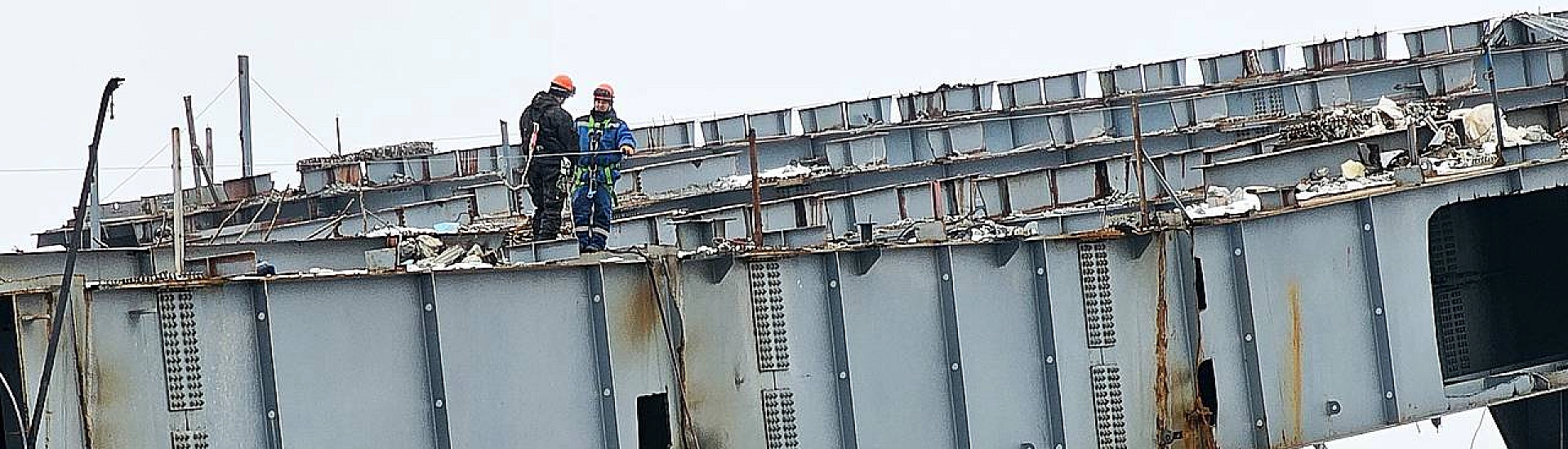 При сносе башни комплекса «Снежком» в Красногорске повреждены десятки машин и окон