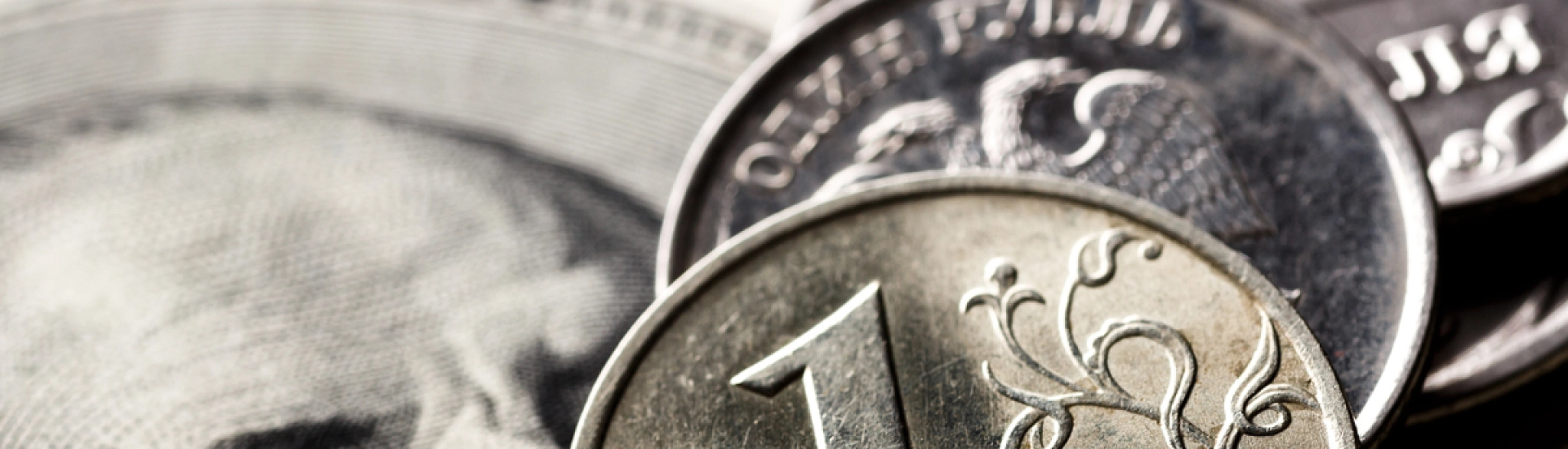 Юань ослаб на открытии торгов, рубль укрепился на фоне стабилизации нефтяных цен