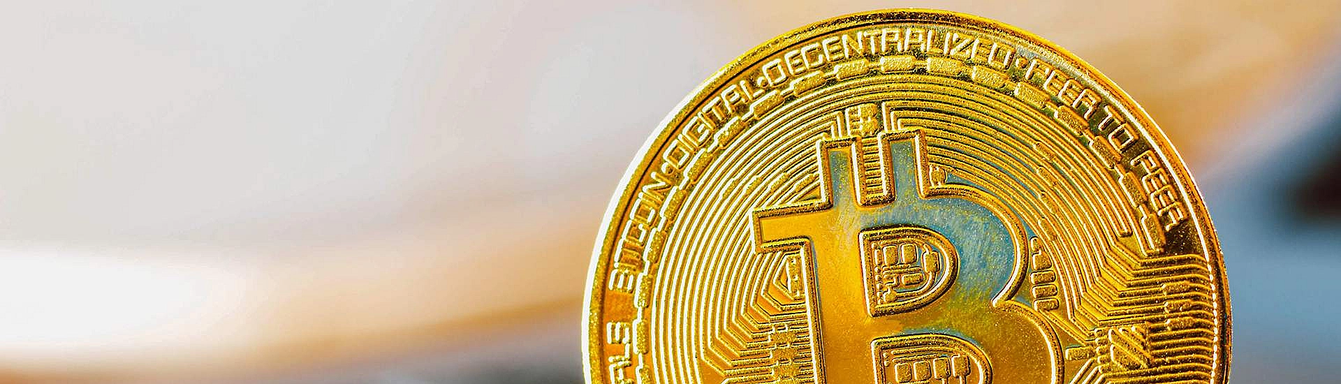 Биткойн обвалился до минимальных уровней с апреля 