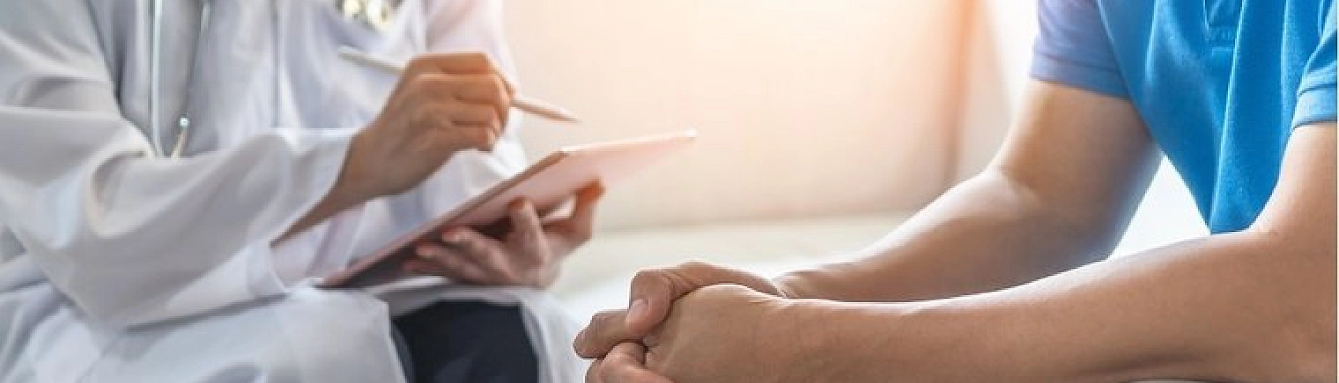 Курьера, ударившего женщину в Новосибирске, направили на психиатрическую экспертизу