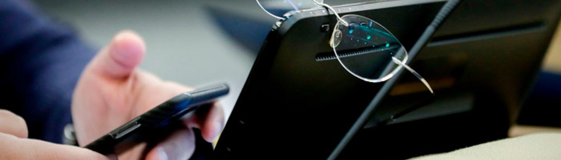 Песков призвал российских чиновников быть осторожнее из-за рисков прослушки