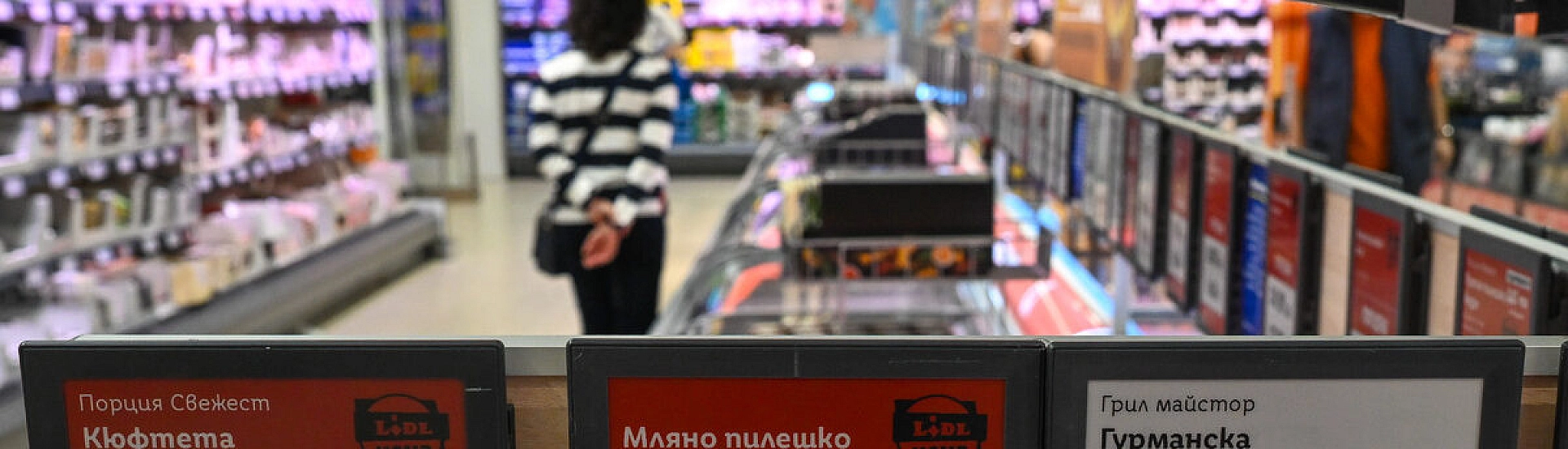 В магазинах Софии начали указывать цены одновременно в левах и евро перед переходом на новую валюту