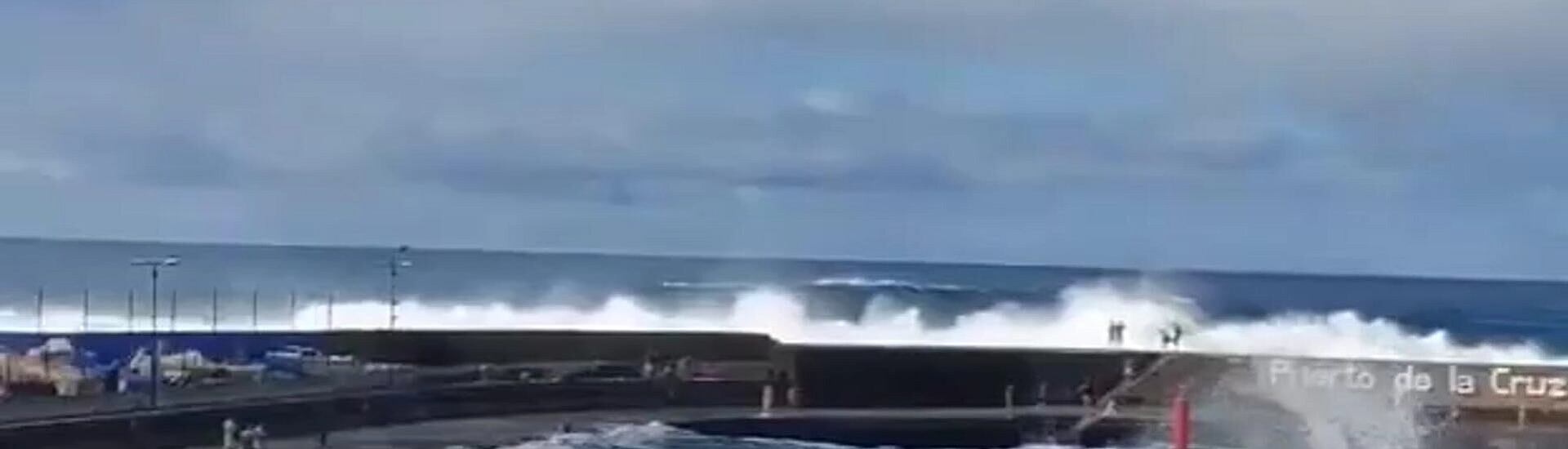 В Аргентине гигантские волны привели к гибели человека и десяткам пострадавших