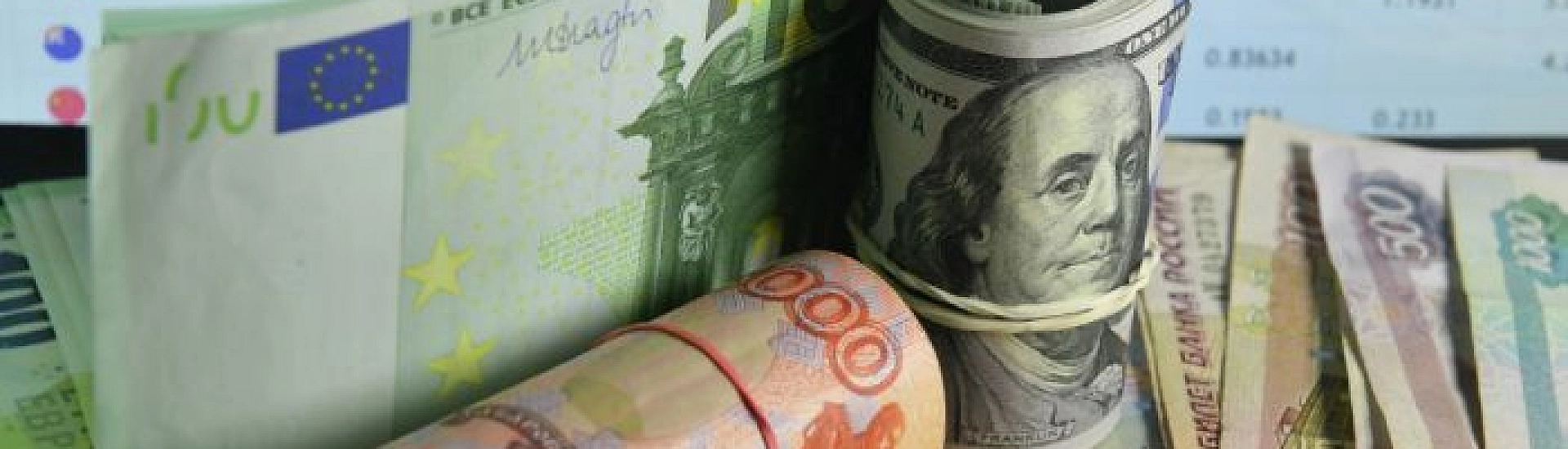 Рубль незначительно ослаб к юаню на старте торгов на Мосбирже